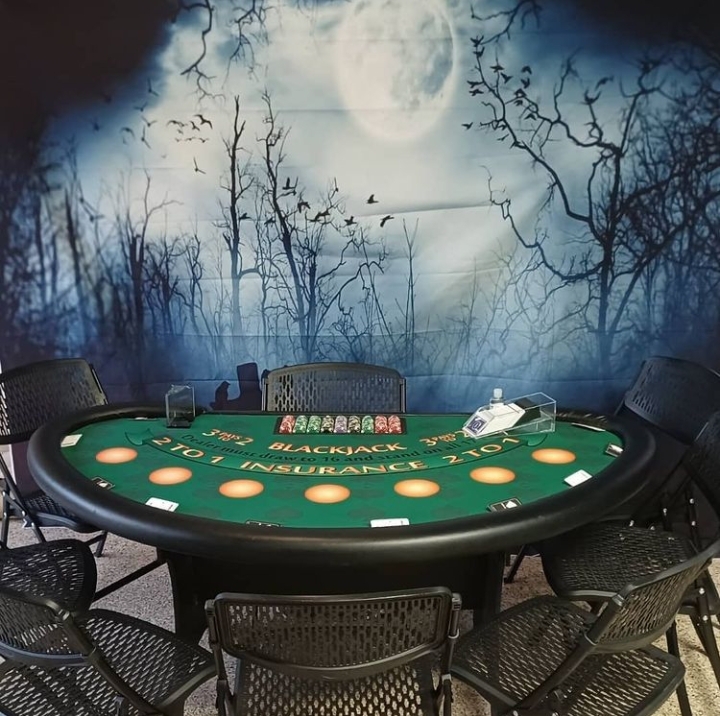 Sit-down Blackjack Table With Chairs